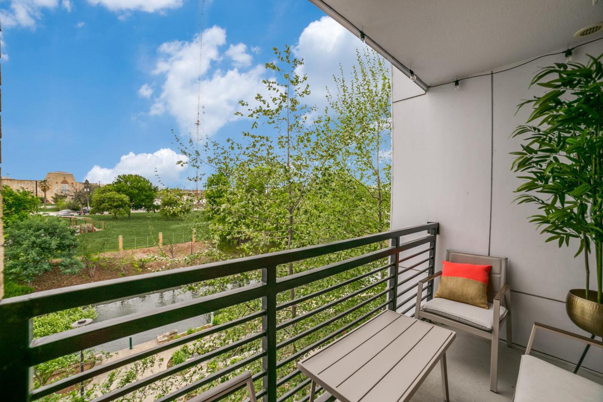 Downtown Apartment With Riverwalk Views Free Parking Pet Friendly Centrally Located On The Riverwalk ซานอันโตนิโอ ภายนอก รูปภาพ